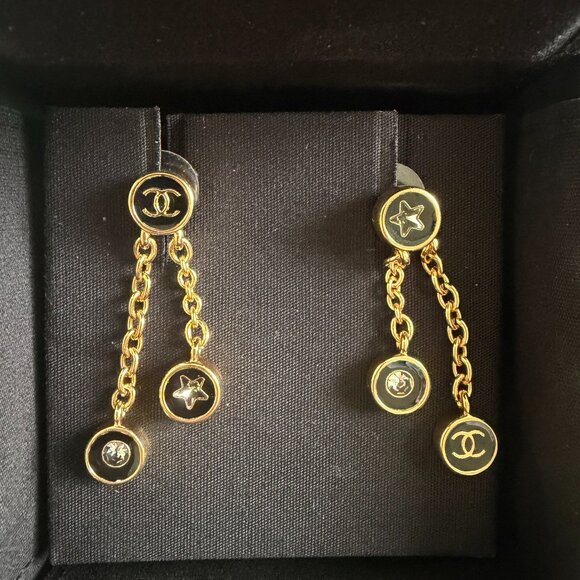 NWT Chanel 25K Black Enamel CC & Star Pendant Chain Earrings – Gold Tone, Rare - Picture 1 of 8